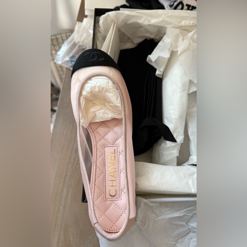 CHANEL Light Pink and Black Cap Toe Flats